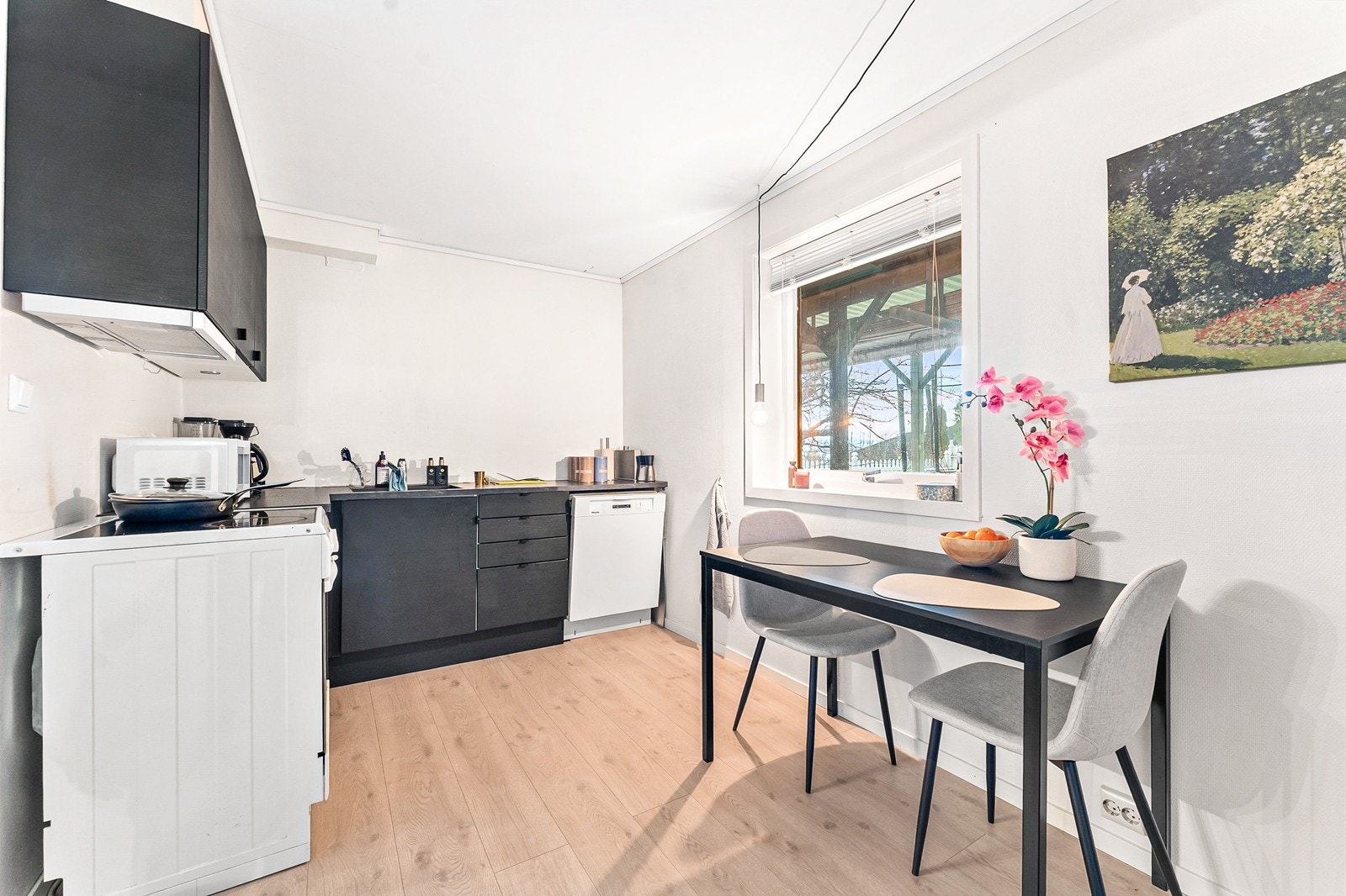 Kjøkkenet er romslig og funksjonelt med glatte fronter og laminat benkeplate. Galleribilde