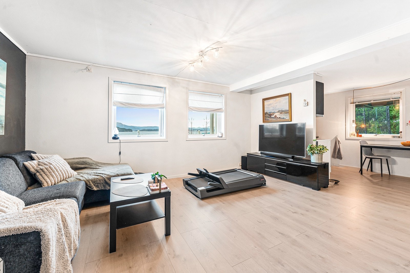 Stuen har god plass til sofa, stuebord og TV-møblement, og fremstår som lys og trivelig med flere vindusflater som slipper inn godt med dagslys. Galleribilde