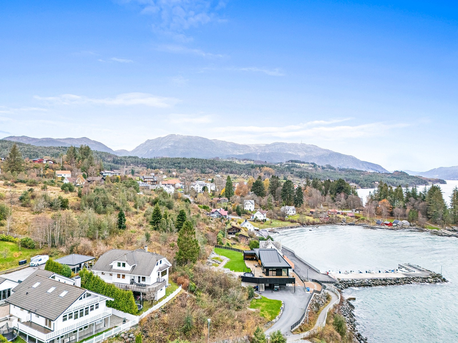 Her bor man i rolige og naturskjønne omgivelser med en helt fantastisk utsikt over Hardangerfjorden, omkringliggende natur og vakre landskap. Galleribilde