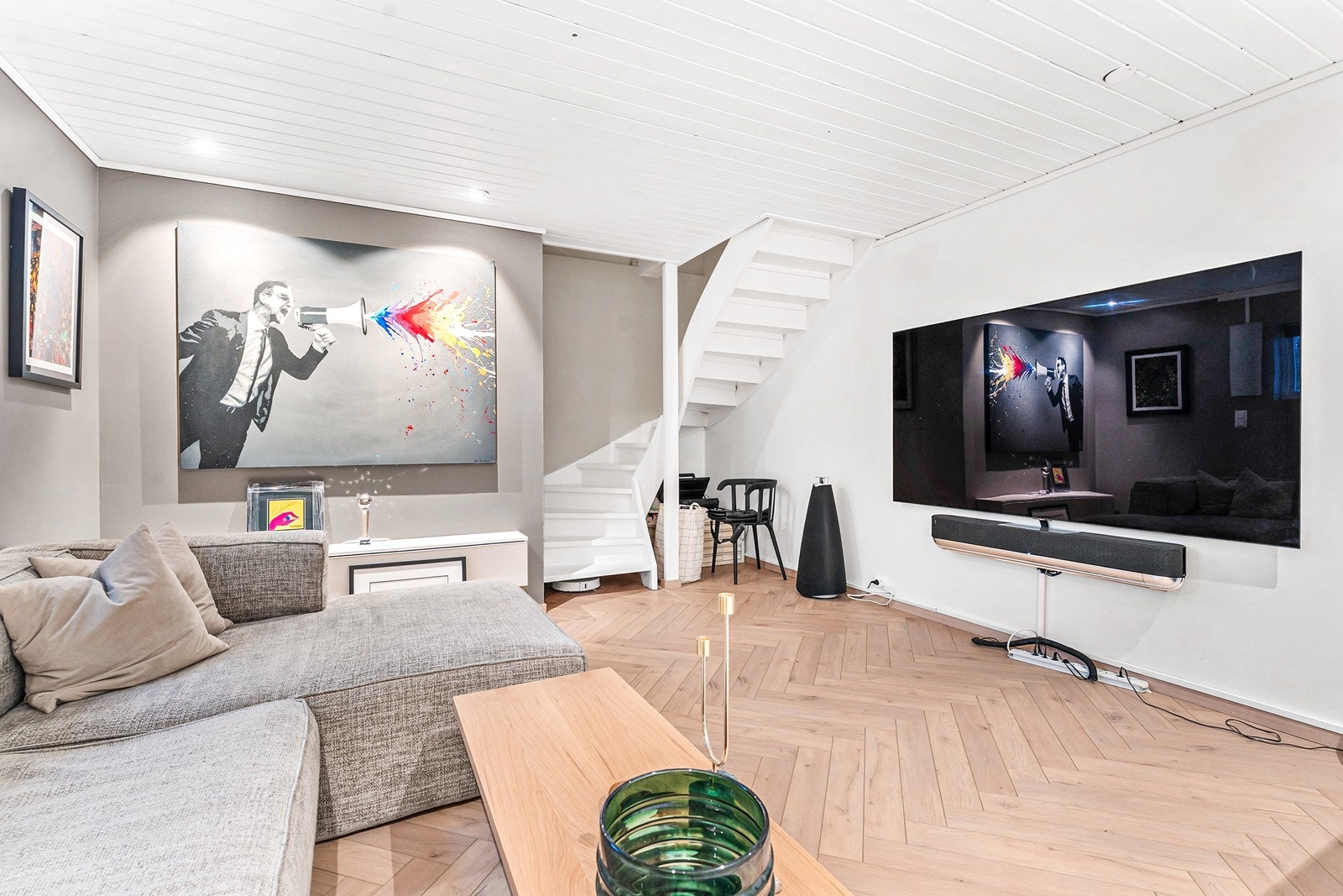 Her er det god plass til sofa, TV-møblement og stuebord, og rommet egner seg ypperlig som oppholdsrom for barn og ungdom med venner på besøk. Galleribilde