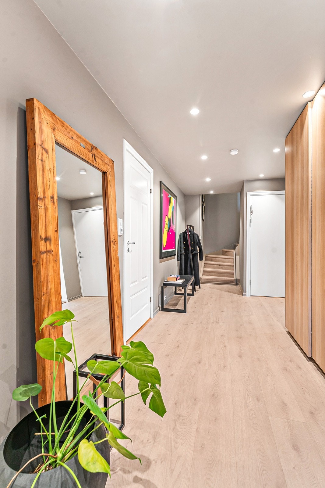 Boligen ønsker deg velkommen med en stor og innbydende entré med god plass til yttertøy og sko. Galleribilde