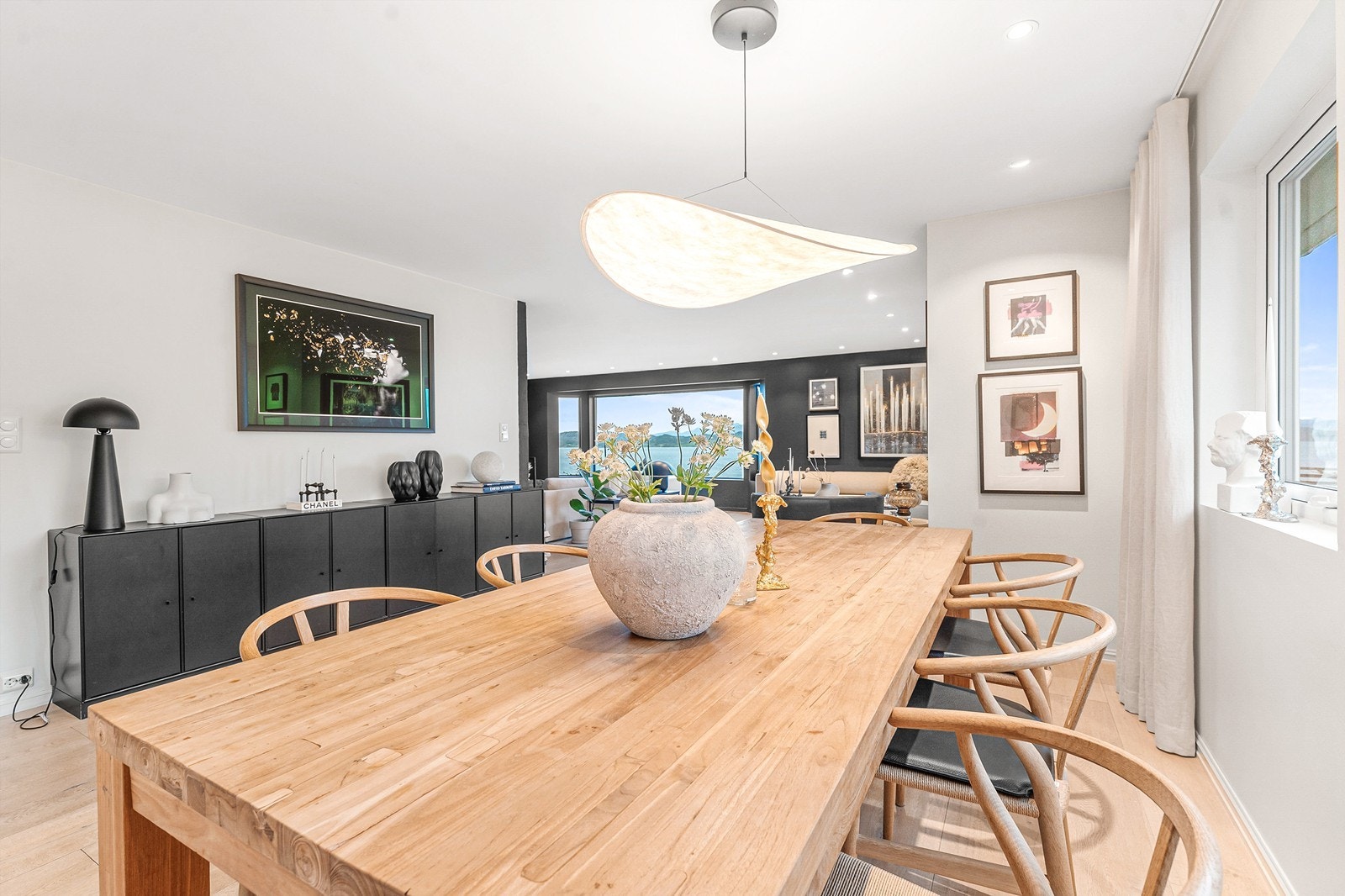 Dette blir et naturlig samlingspunkt for både hverdagsmiddager, lange helgefrokoster og hyggelige kveldsselskaper. Galleribilde