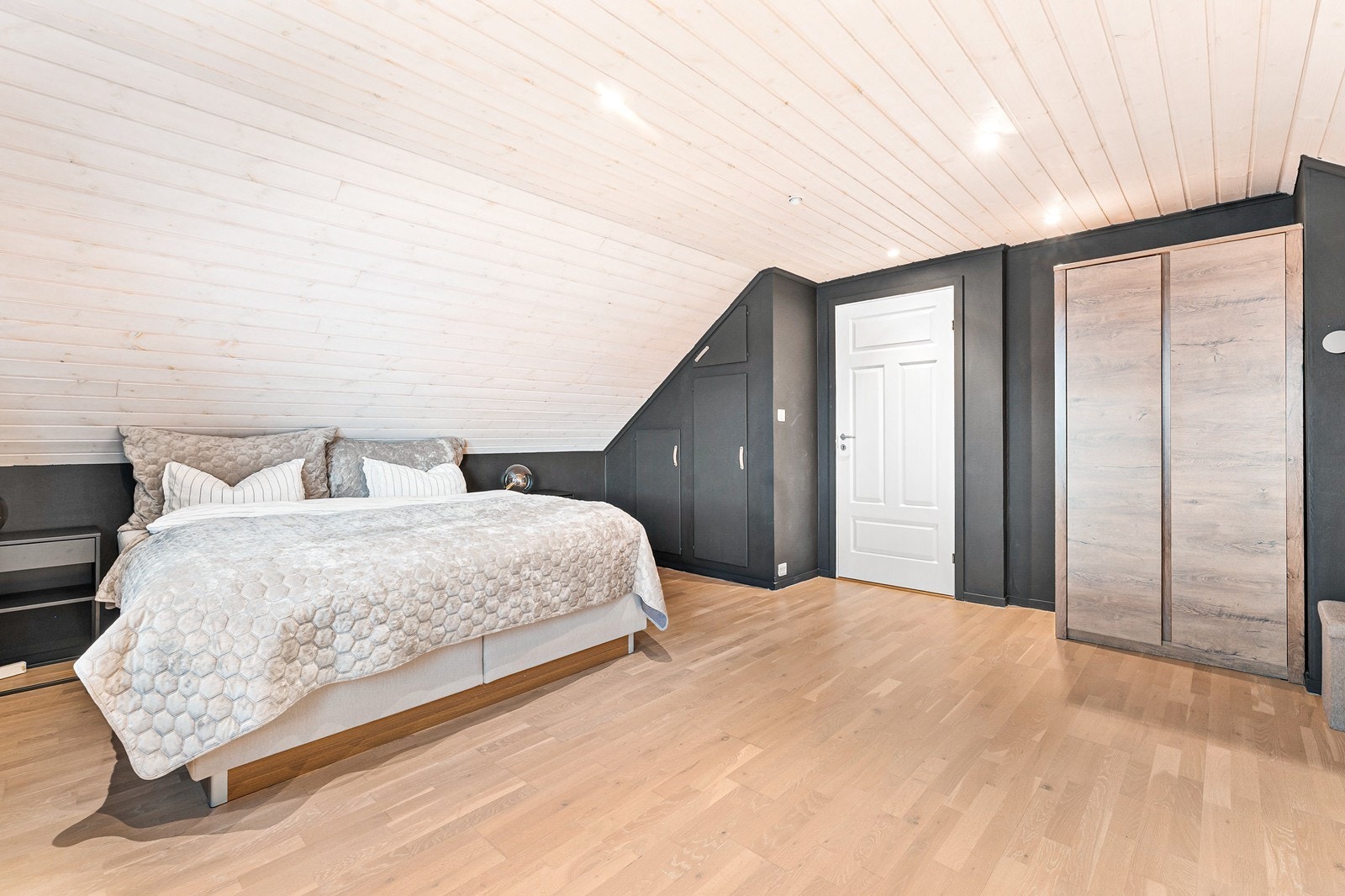 Her er det god plass til dobbeltseng, nattbord, garderobeløsning og kommode. Galleribilde