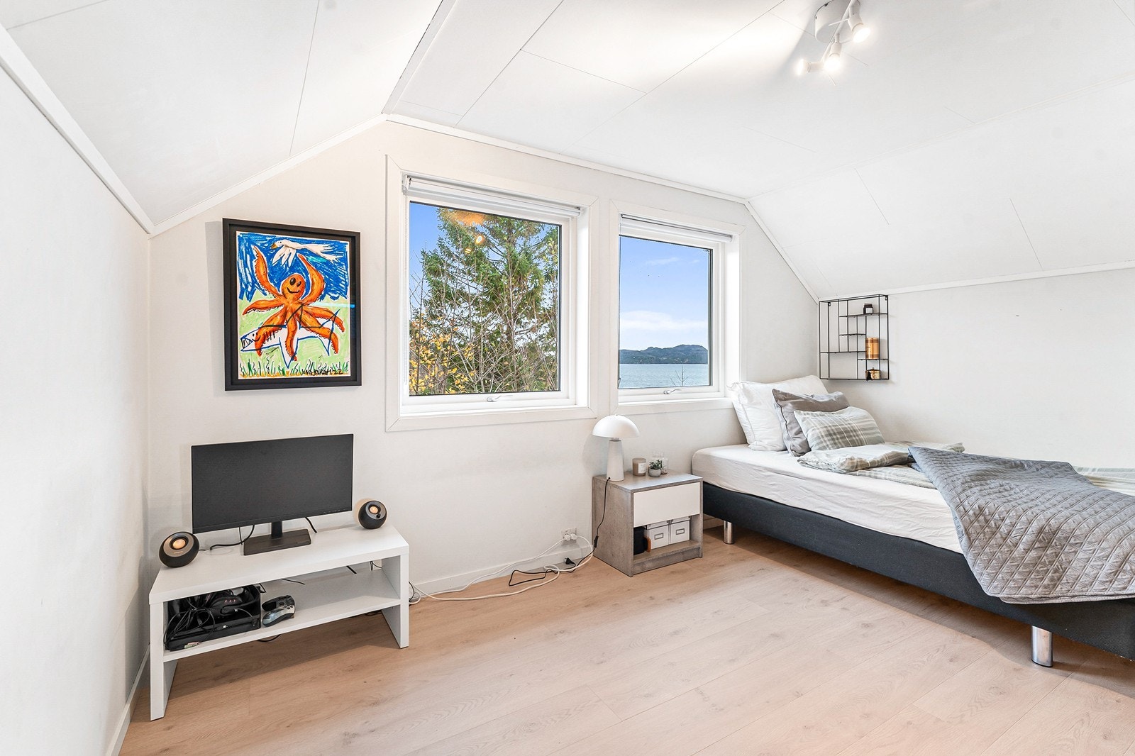 Soverom 4. Alle rommene passer perfekt som barne- og ungdomsrom, men kan også enkelt benyttes som kontor, hobbyrom eller gjesterom etter behov. Galleribilde