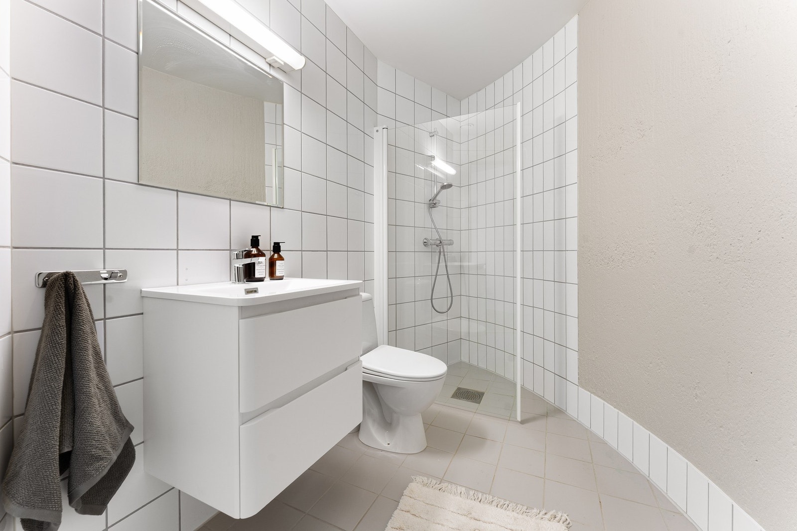 Bad fra 2003 oppgradert med ny baderomsinnredning. Det er opplegg for vaskemaskin på badet. Galleribilde