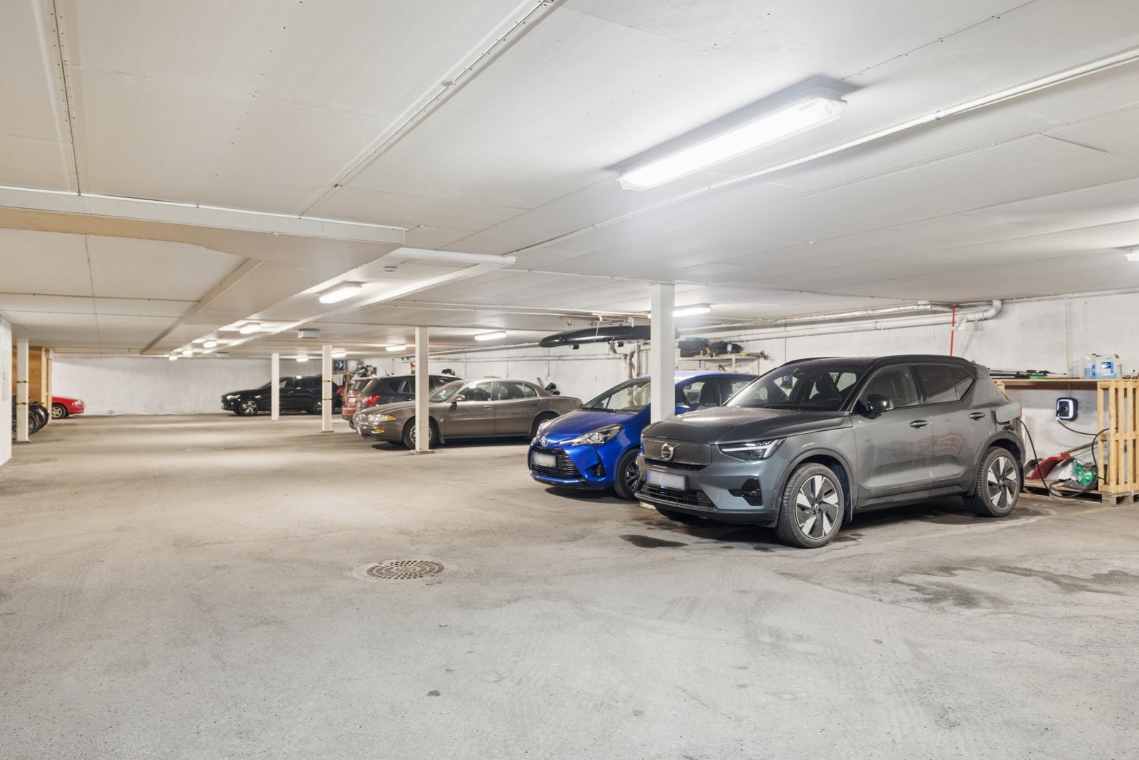 Hver seksjon har sin egen p-plass og bod nede i parkeringskjelleren. Heisadkomst opp til første etasje. Galleribilde