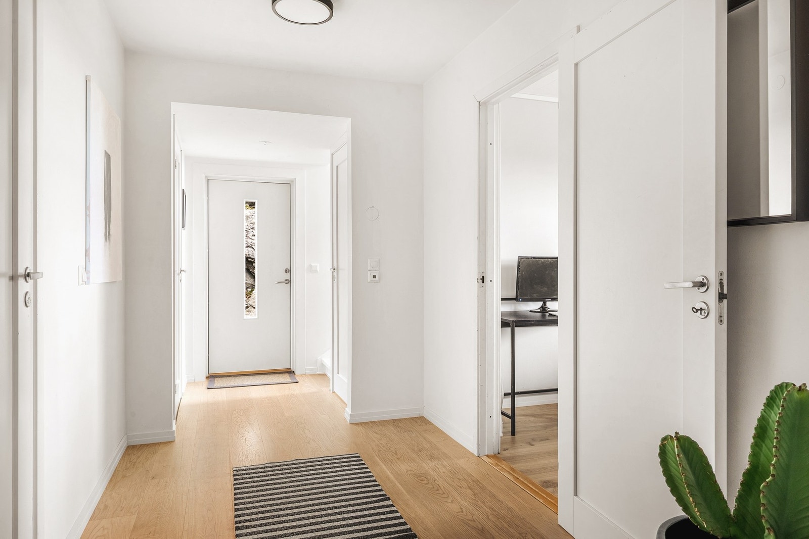 Utgang til terrasse fra underetasjen Galleribilde