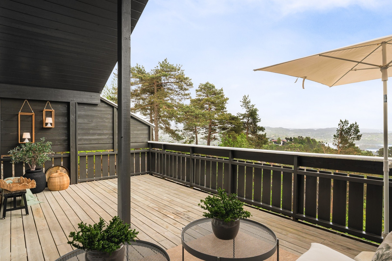 Svært god størrelse på terrassen. Boligen nyter godt av ettermiddags- og kveldssol. Galleribilde