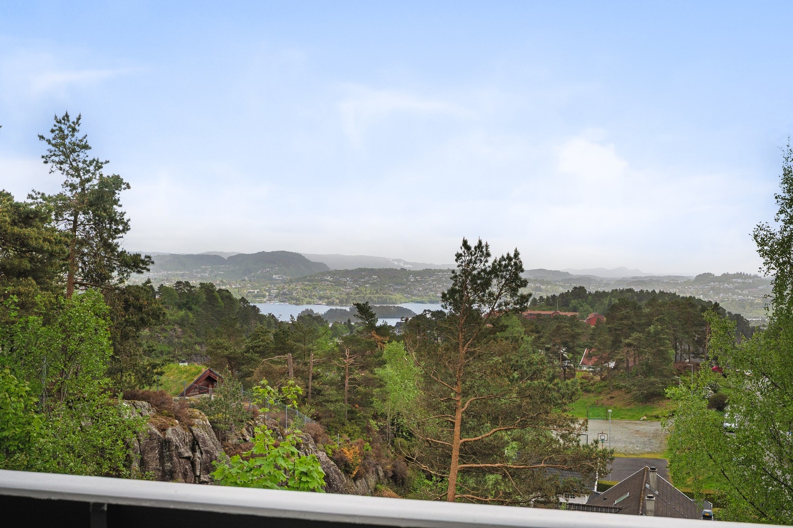 Helt fantastisk utsikt over Nordåsvannet og nærområdet. Galleribilde