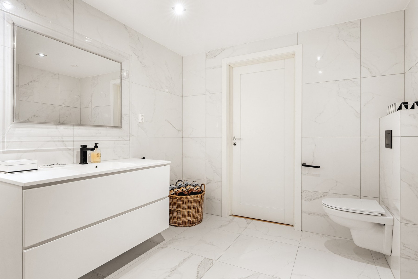 Badet måler hele 8 kvm og ble pusset opp i 2022 Galleribilde