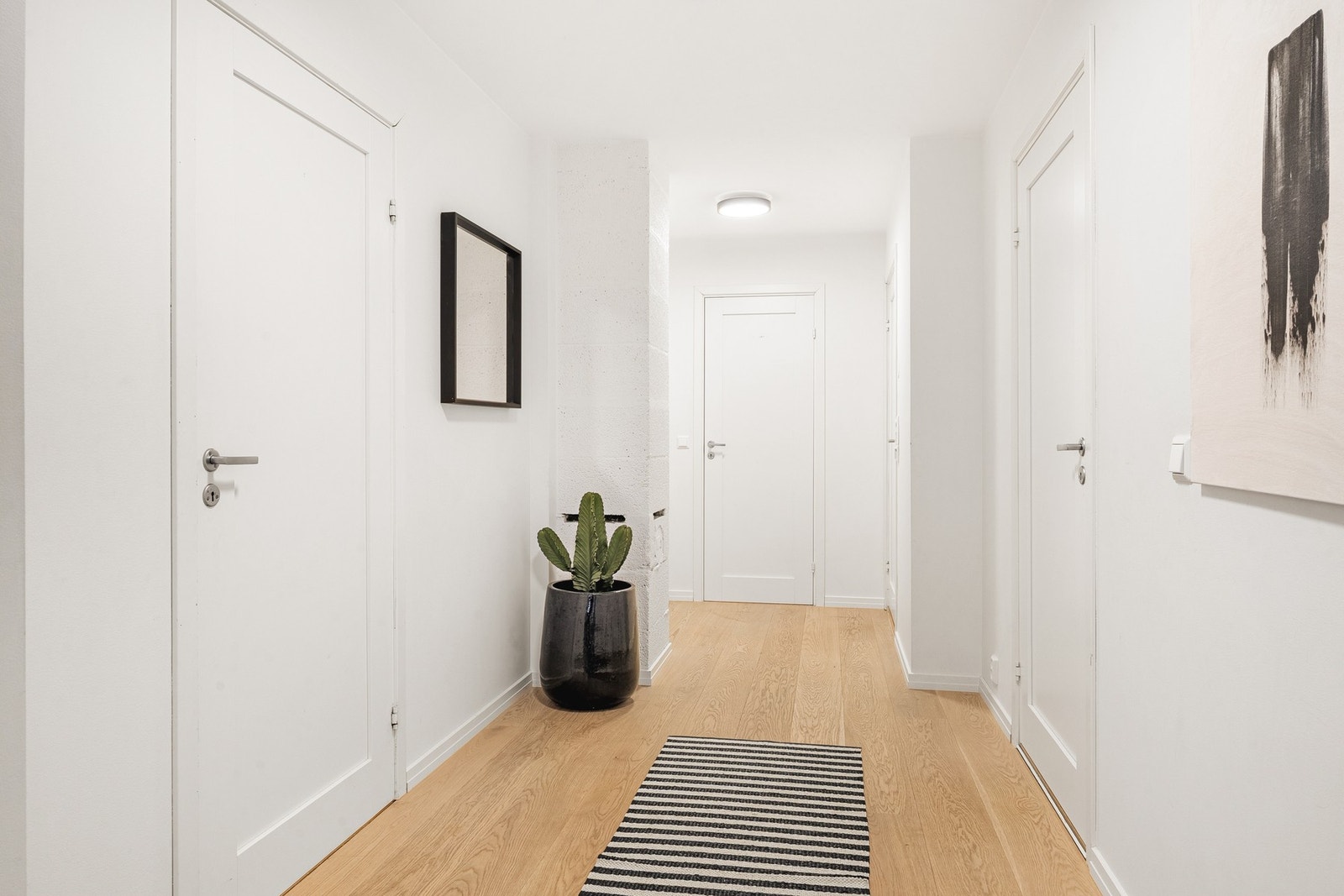 Gangen i underetasjen fører til boligens bad, vaskerom, 2 soverom og ut på terrassen. Galleribilde