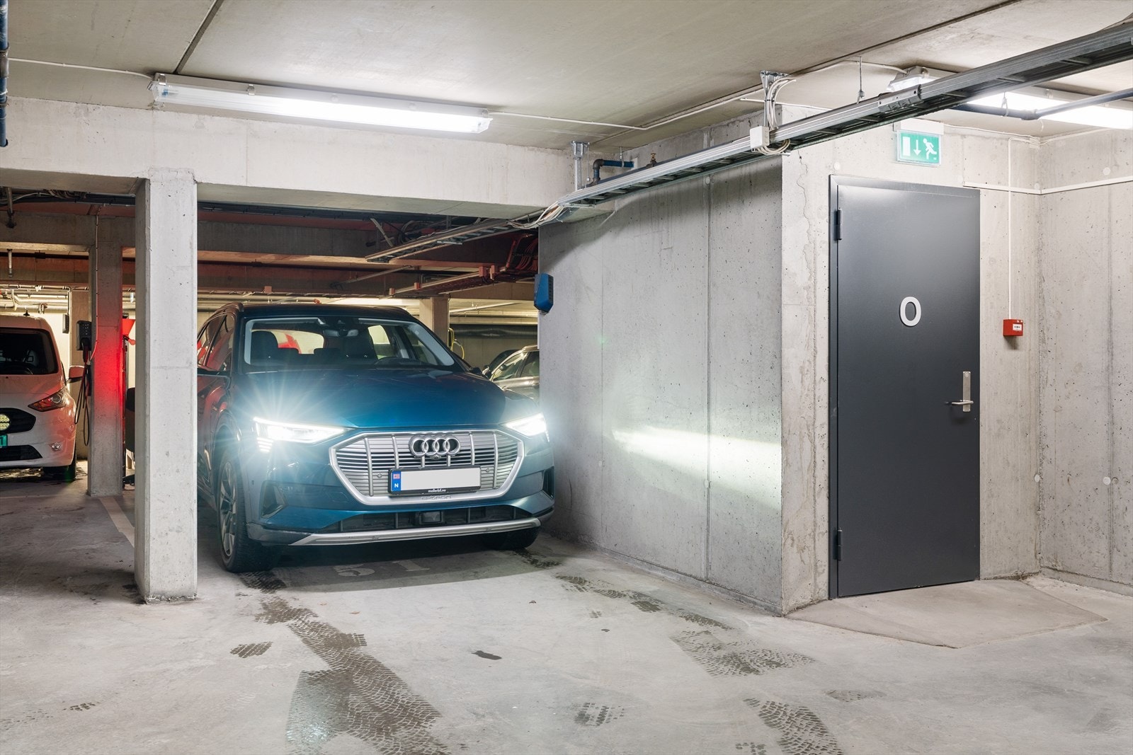 Egen parkeringsplass i p-kjeller. Her kan man gå tørrskodd fra boligblokken og ned. Galleribilde