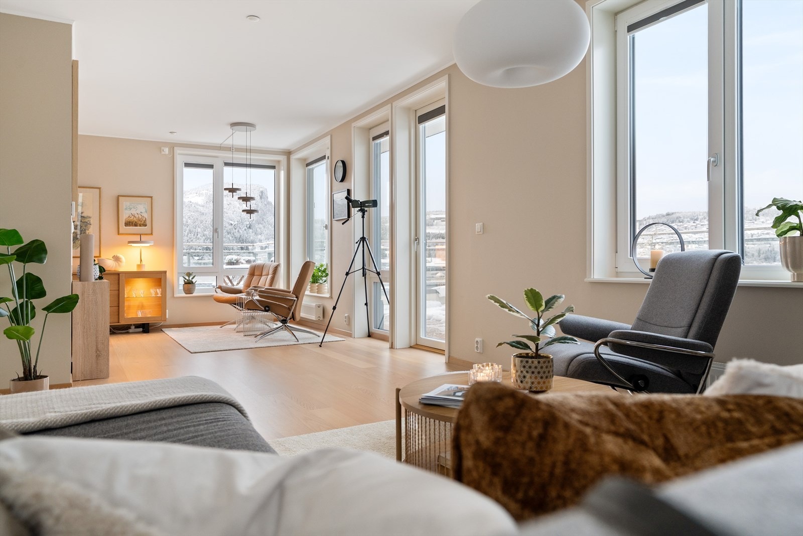 Store vindusflater slipper inn rikelig med naturlig lys og bidrar til en luftig romfølelse. Galleribilde