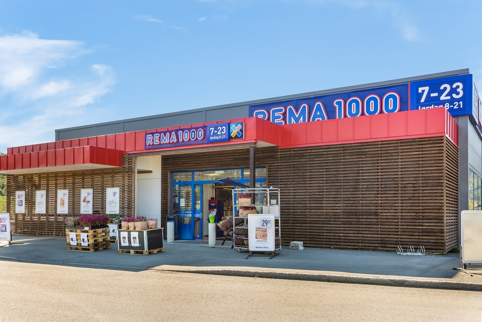 Det er kort vei til dagligvarebutikken Rema1000. Galleribilde