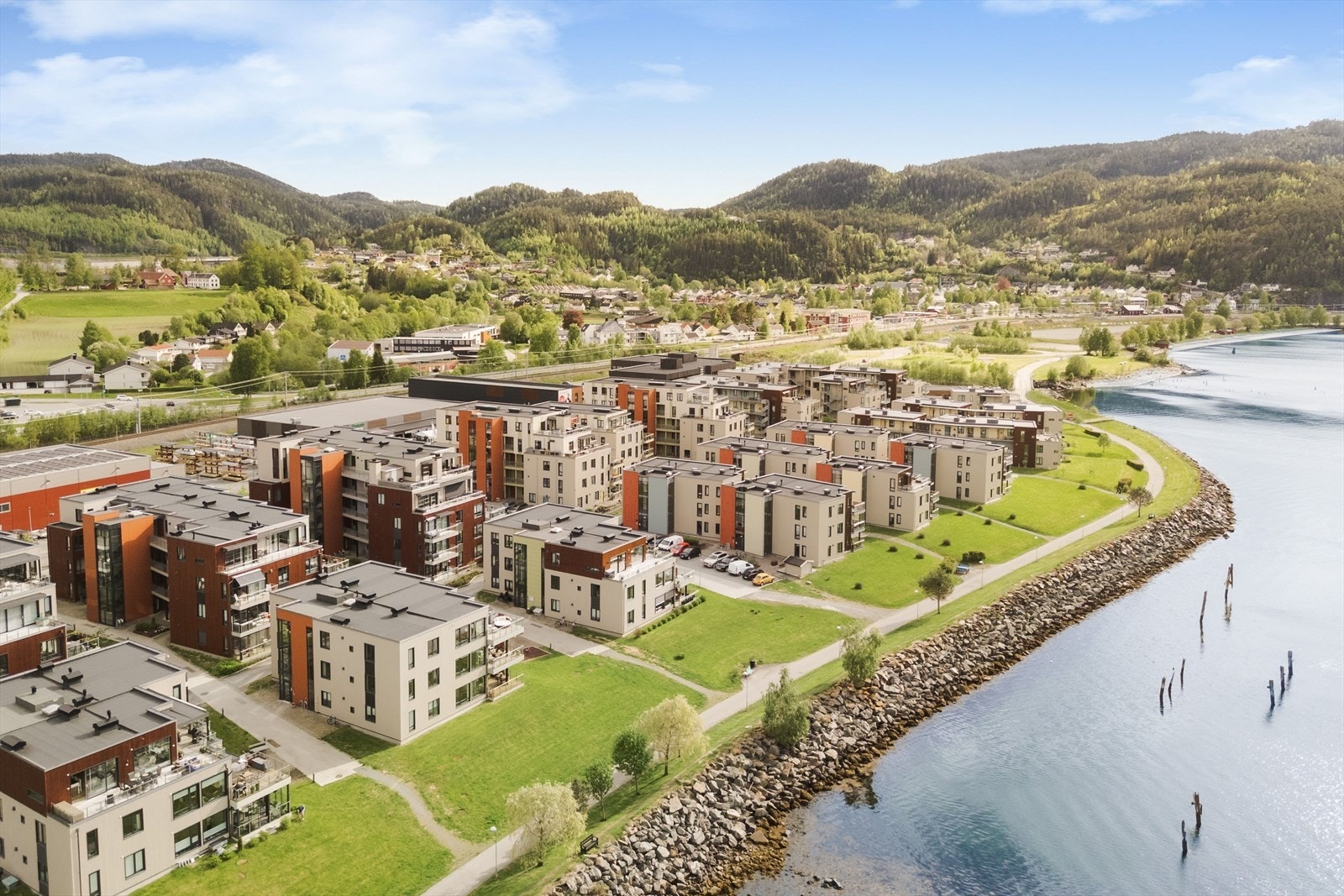 Uteområdene rundt blokkene er pent opparbeidede med internstier, grøntområder i parkstil og lekeapparater. Galleribilde