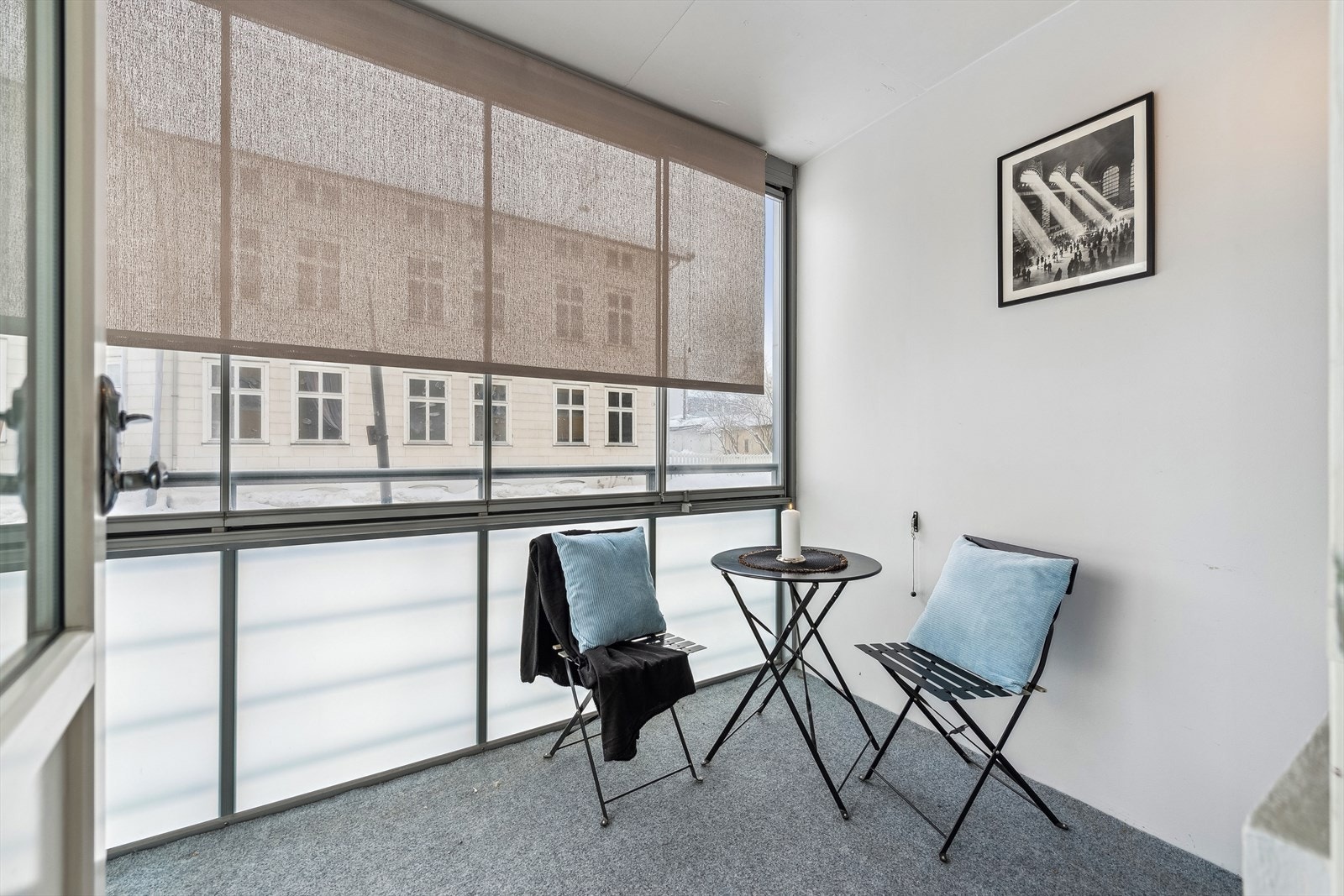 Balkongen er innglasset som bidrar til forlengelse av utesesongen. Galleribilde