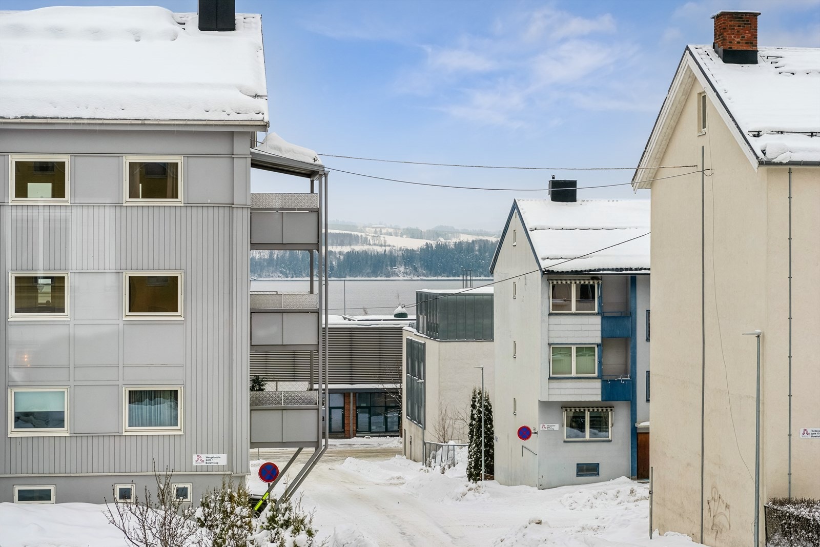 Hyggelig mjøsglimt fra kjøkkenvinduet. Galleribilde