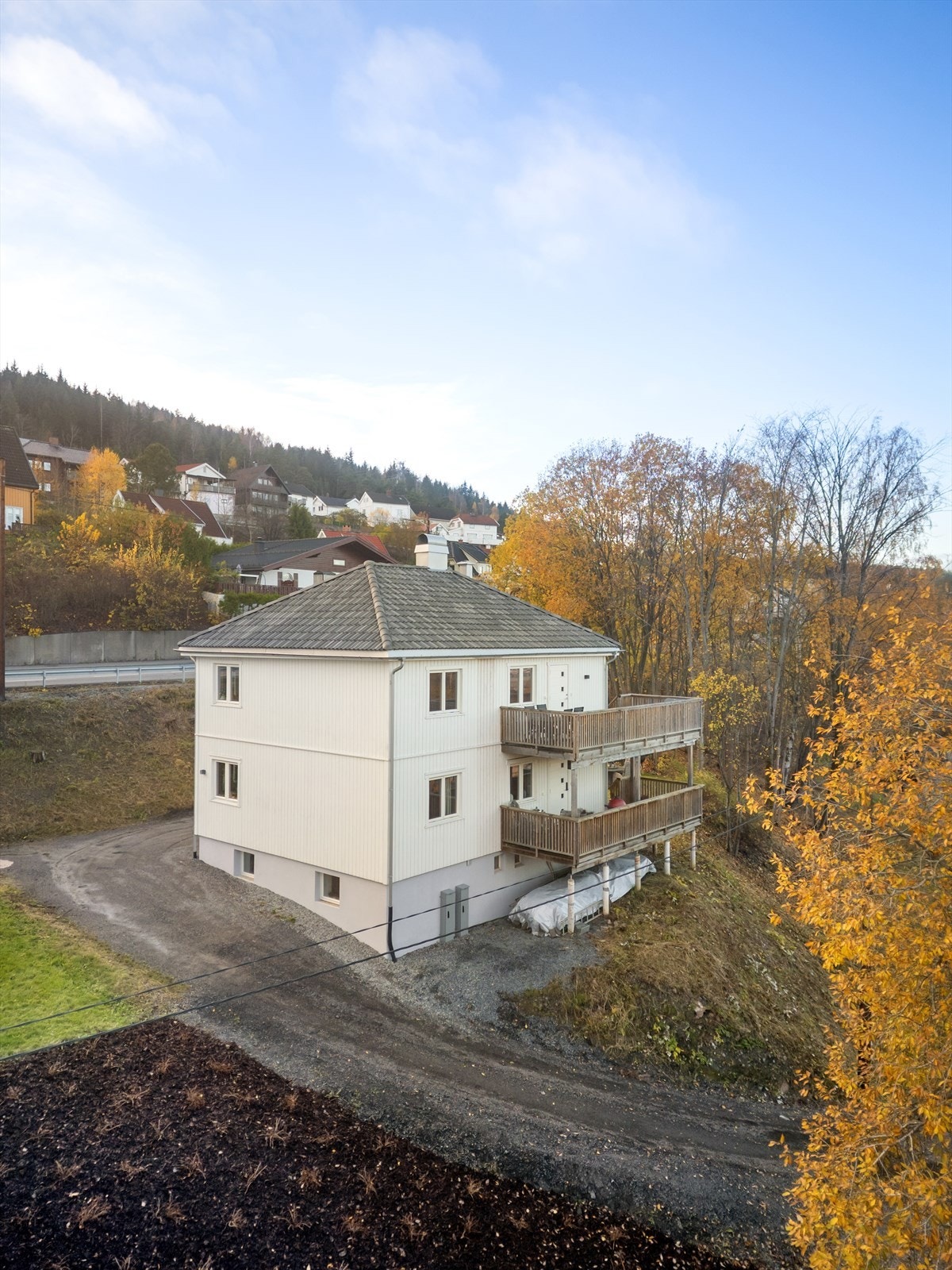 Kort gangavstand til Sota fjordpark, båthavn og bussholdeplass med gode forbindelser. Galleribilde