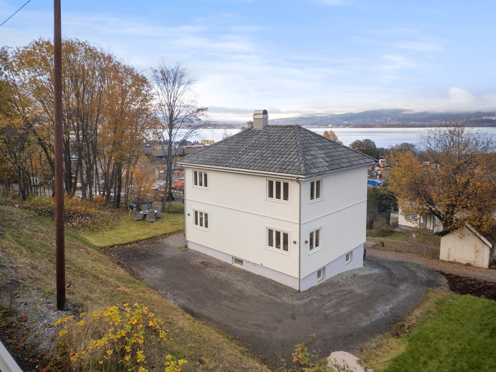 Eiendommen har en romslig tomt med både hage og gruset gårdsplass for parkering. Galleribilde