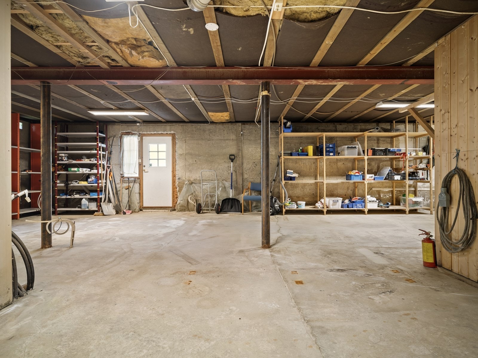 Kjelleren består av store lagerrom med betonggulv og god takhøyde. Galleribilde