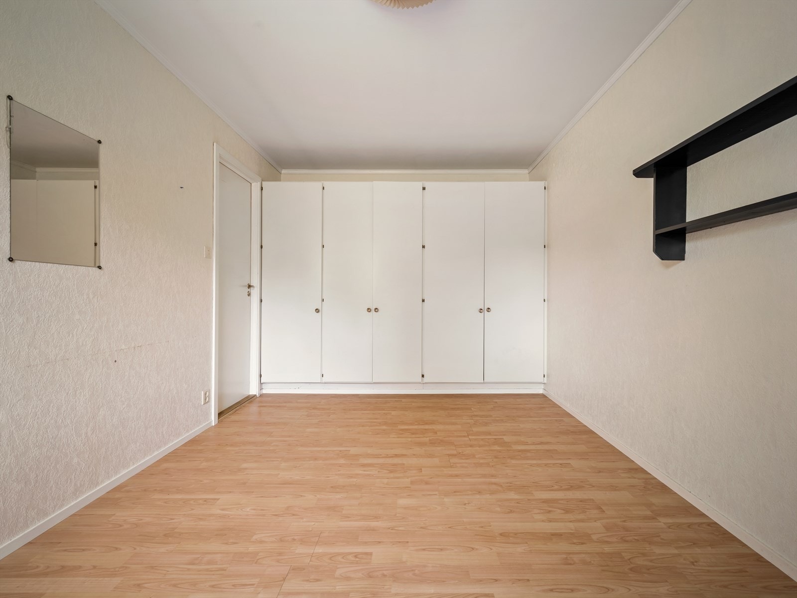 Dette soverommet har en hel vegg med garderobeskap for effektiv oppbevaring. Galleribilde