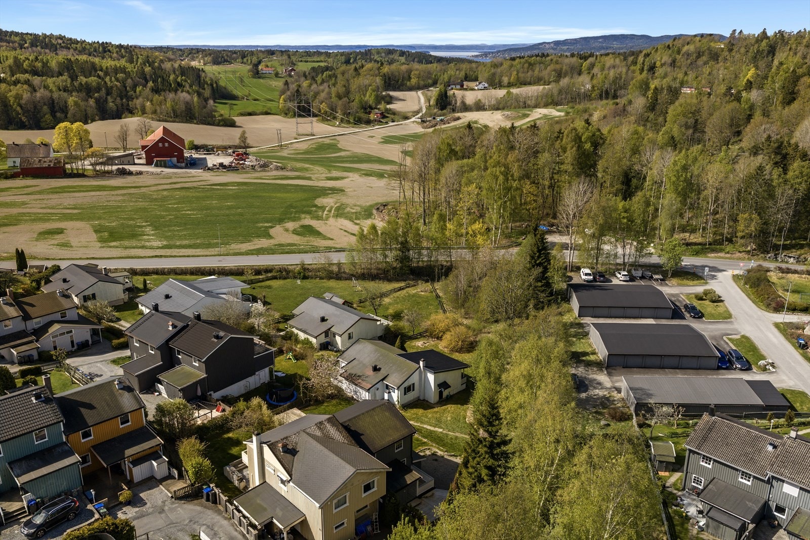 Kort vei til bussholdeplassen Stellas vei, kun 4 minutters gange unna. Galleribilde