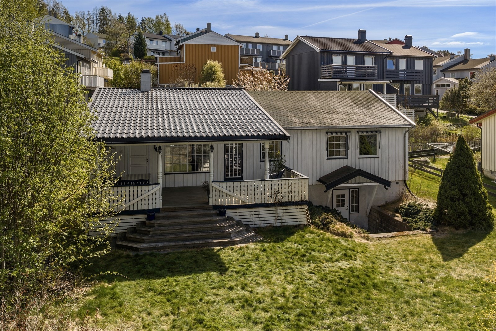 Eneboligen ligger i et etablert og rolig boligområde i Vestby. Galleribilde