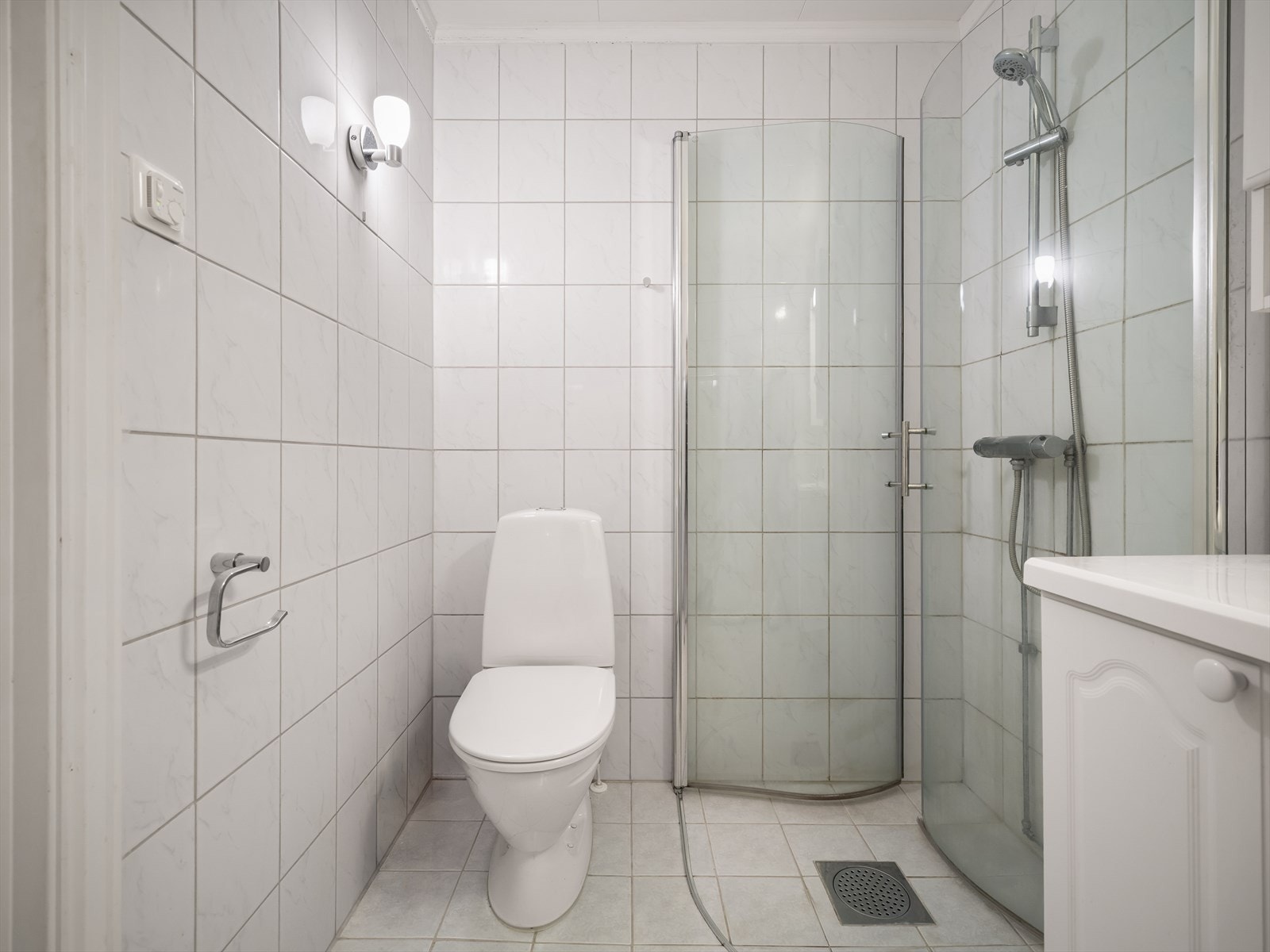 Badet har elektriske varmekabler i gulvet og mekanisk avtrekk på veggen. Galleribilde