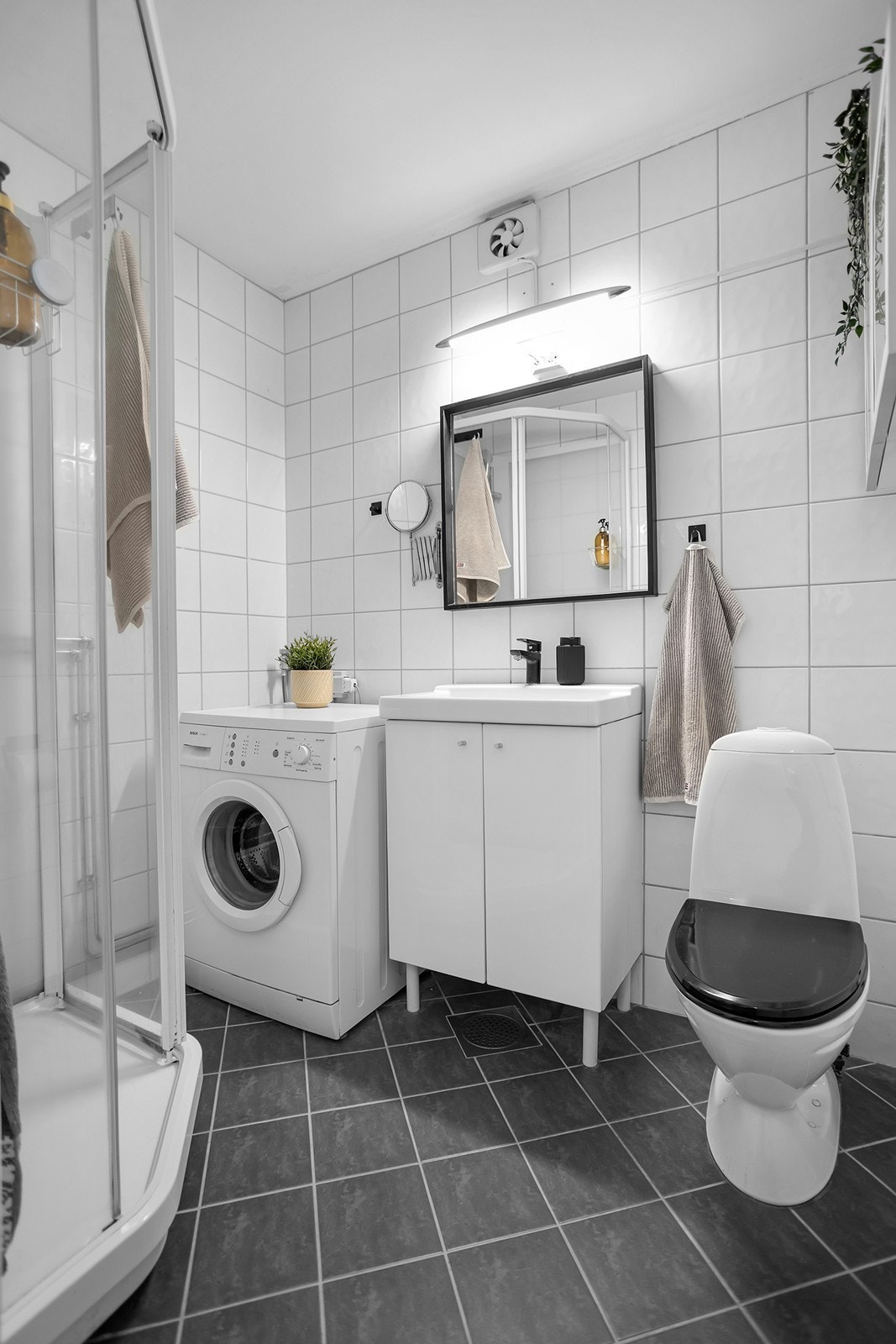 Flislagt bad med elektriske varmekabler og opplegg for vaskemaskin (vaskemaskin medfølger) Galleribilde