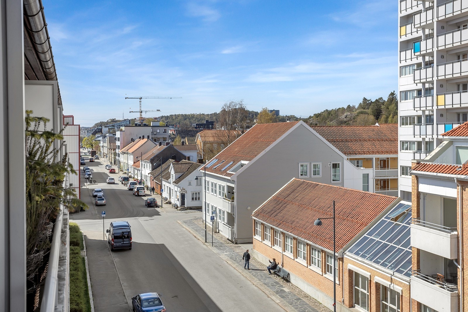 Kristian IVs gate nedenfor er en rolig gate med bosoneparkering Galleribilde