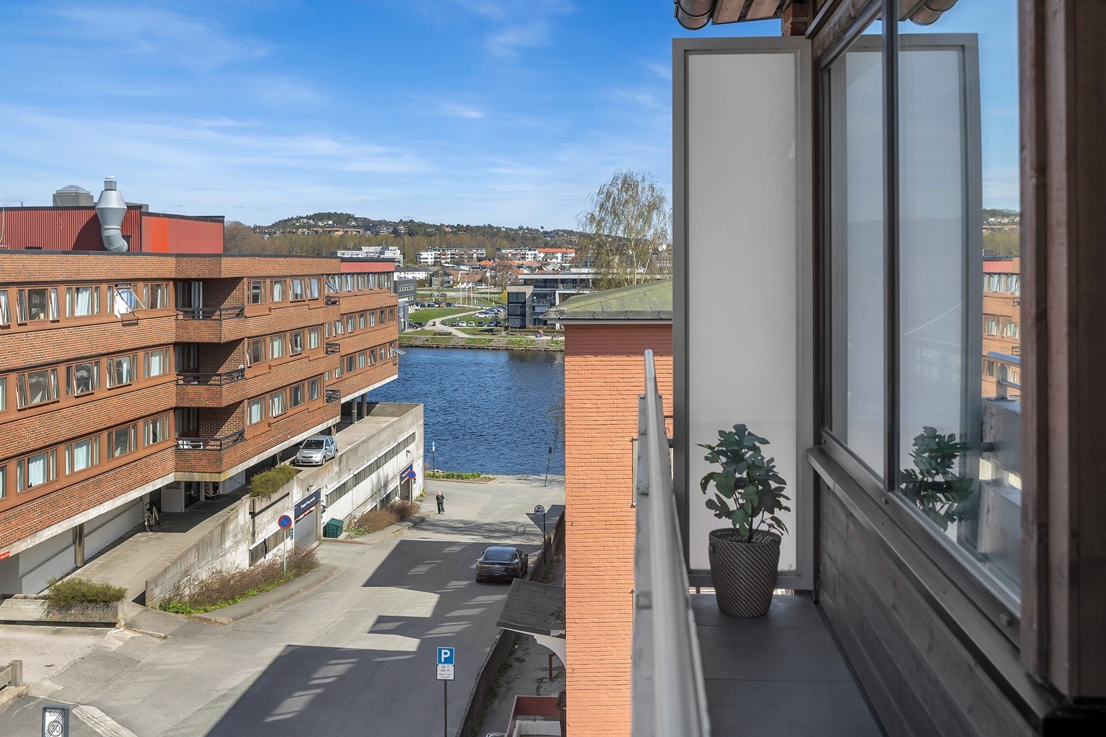 Fra balkongen er det utsikt mot Otra og Kjøita mot nord Galleribilde