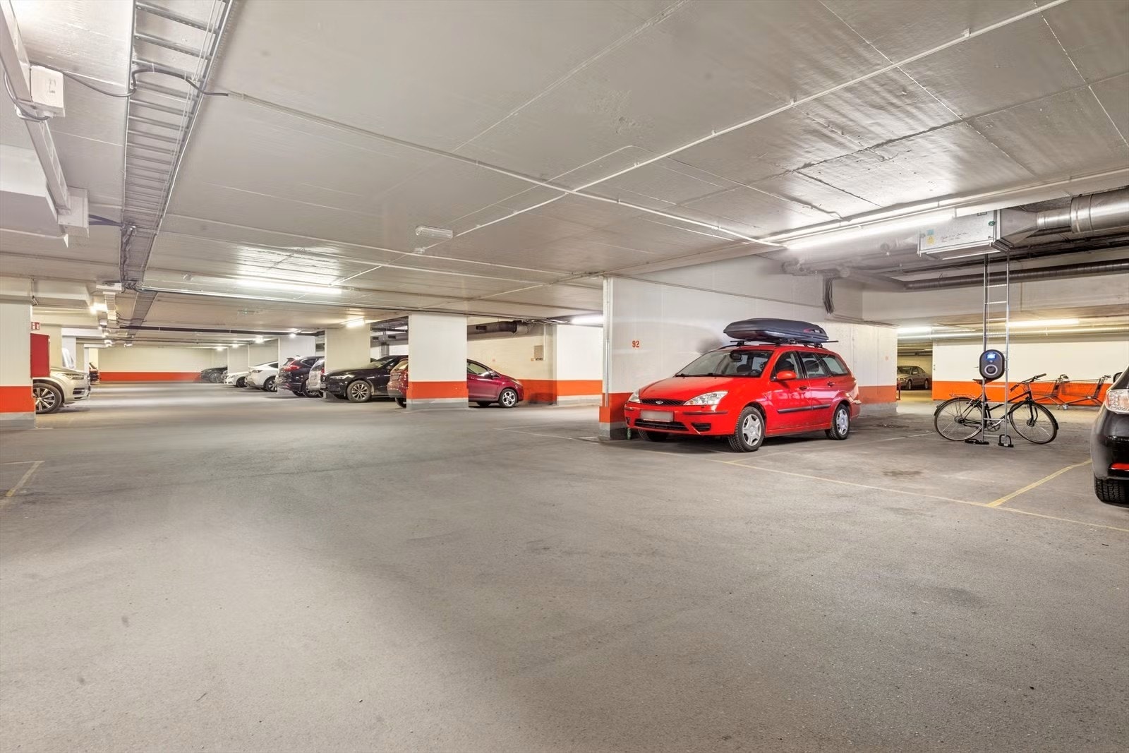 Det er mulighet for å leie parkeringsplass i sameiets garasjeanlegg..jpg Galleribilde