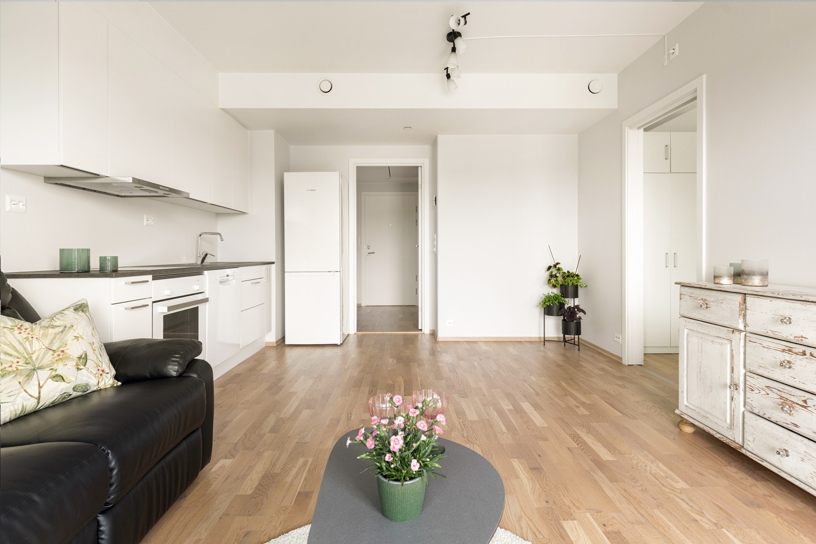 Leiligheten er fra 2021 og har vannbåren gulvvarme i stue, kjøkken og gang, samt balansert ventilasjon. Galleribilde
