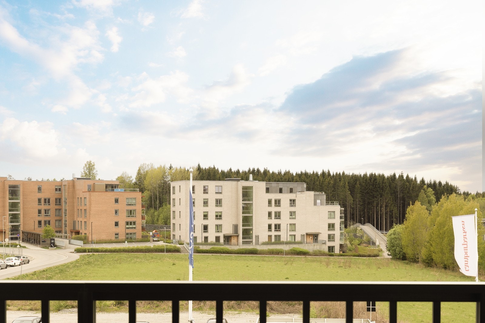 Fra balkongen er det en åpen utsikt over nærområdet. Galleribilde