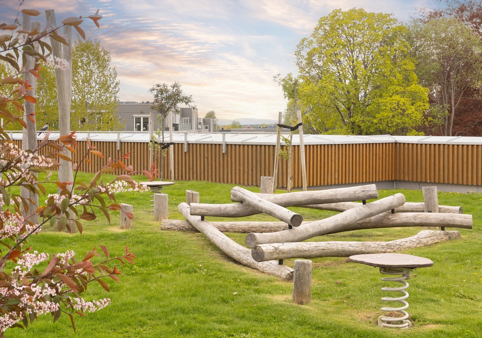Lekeapparater i naturlige materialer på sameiets fellesområde. Galleribilde