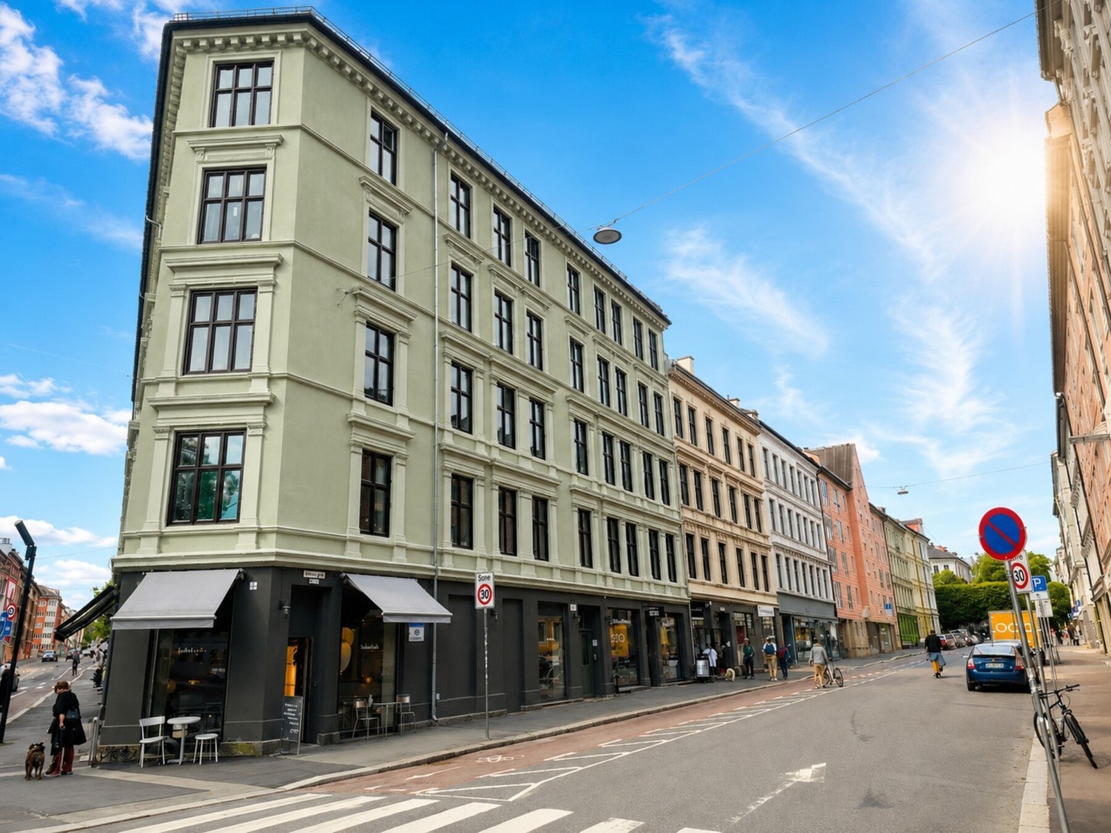 Fasaden er totalrehabilitert i 2025, både mot vei og bakgård. Galleribilde