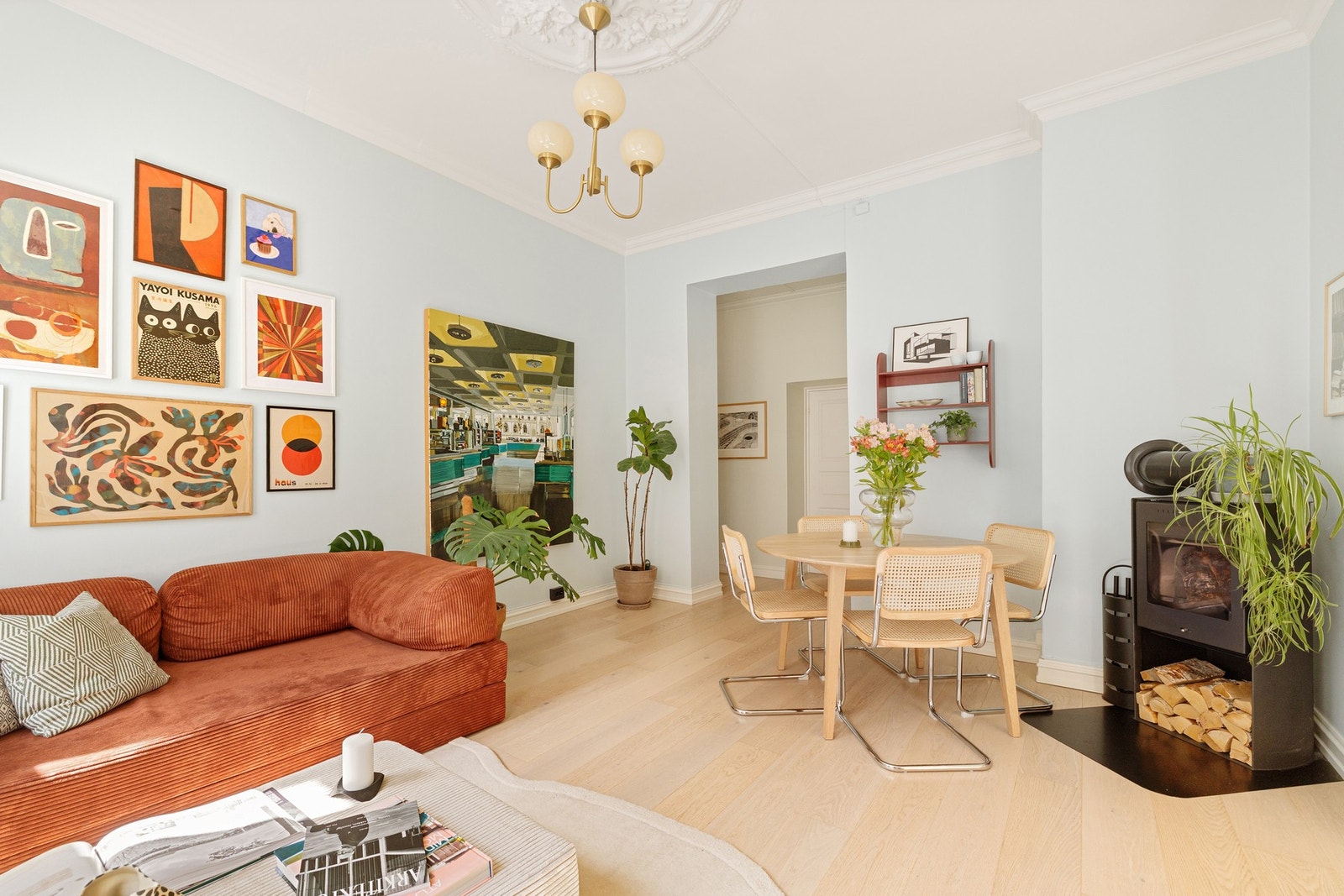 I stuen er det god plass til sofagruppe med tilhørende møblement, samt spisebord med plass til flere gjester. Galleribilde