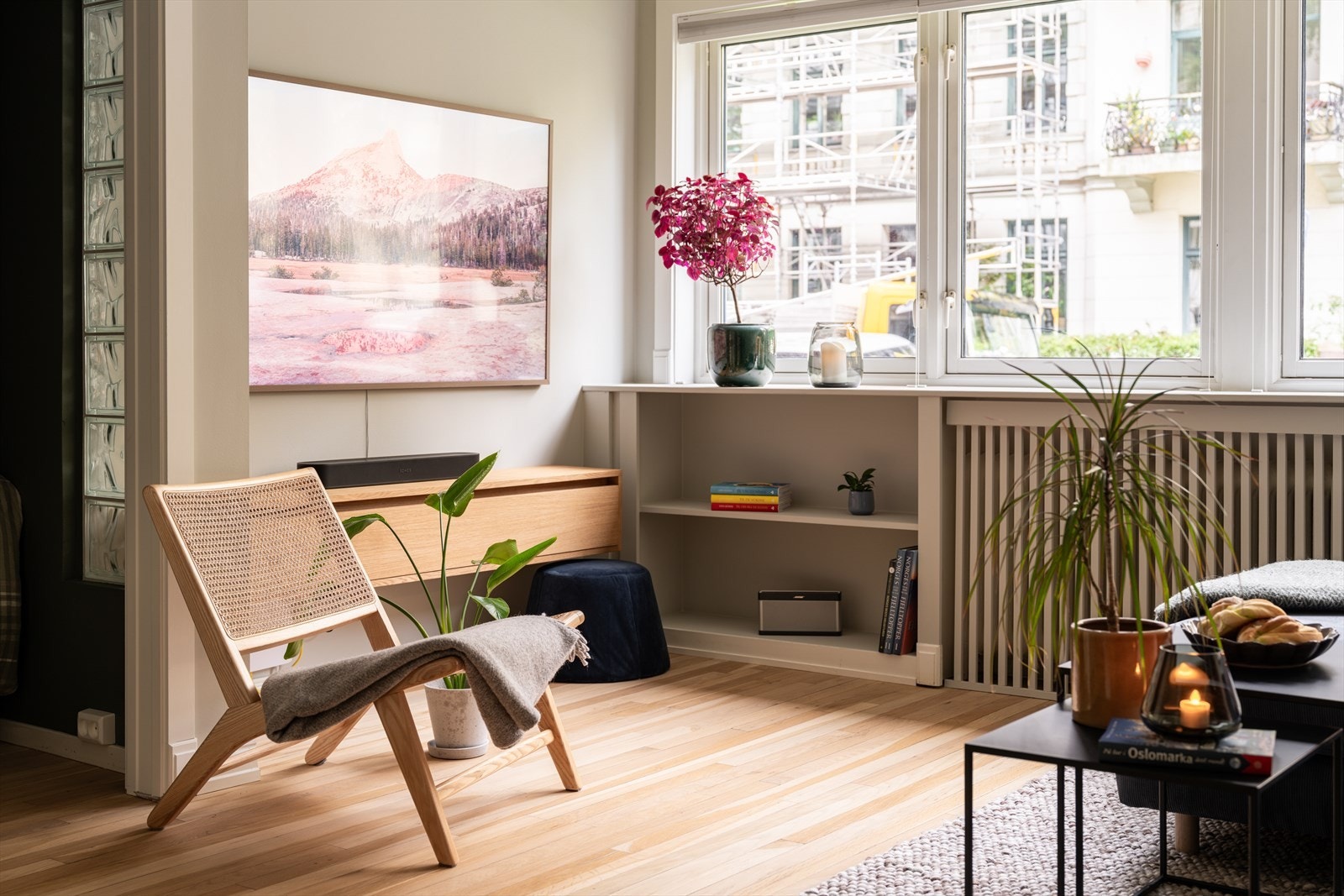 Boligen har en gjennomgående god standard med moderne og stilrene farge- og materialvalg Galleribilde
