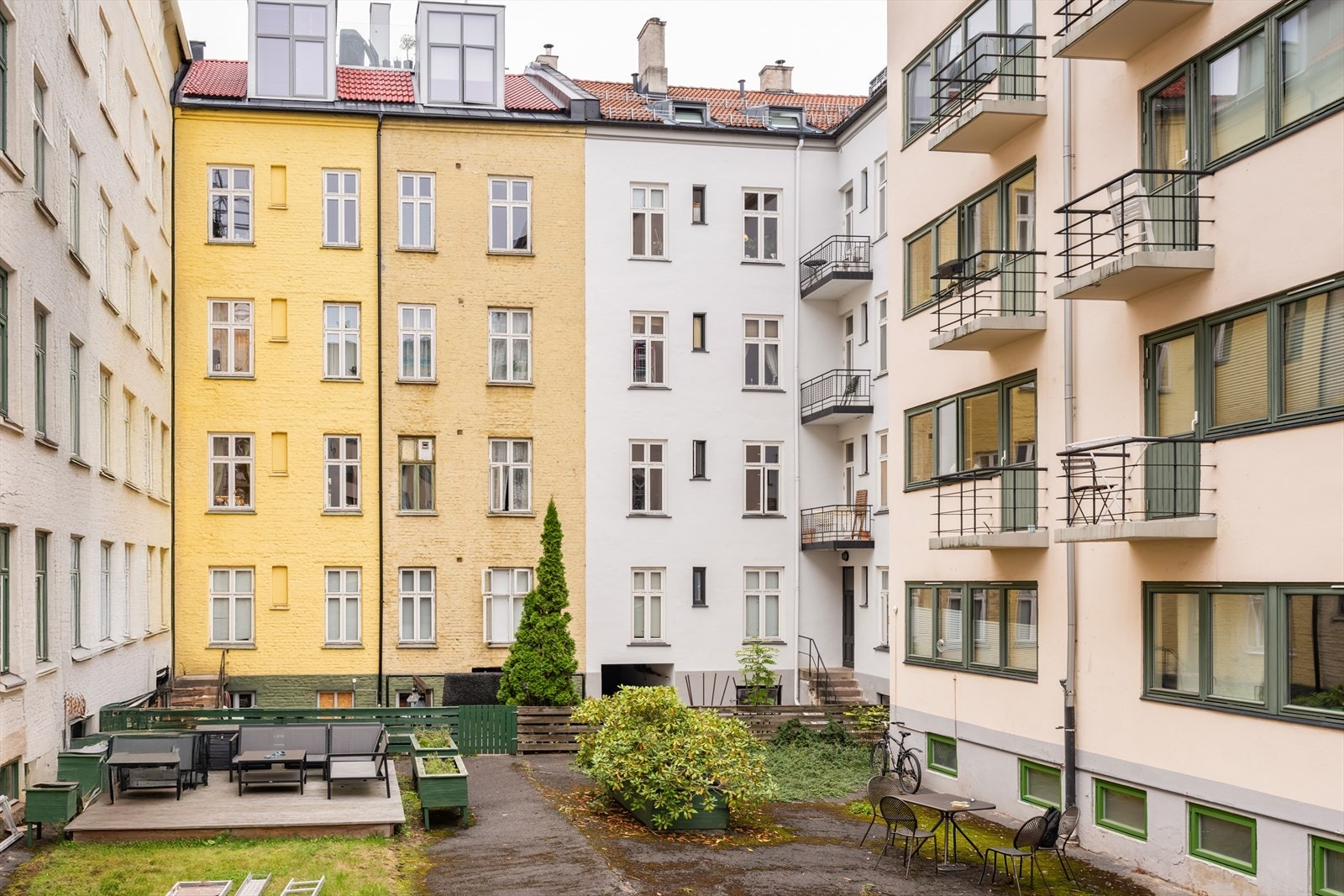 Tilknyttet borettslaget er en grønn og skjermet bakgård Galleribilde