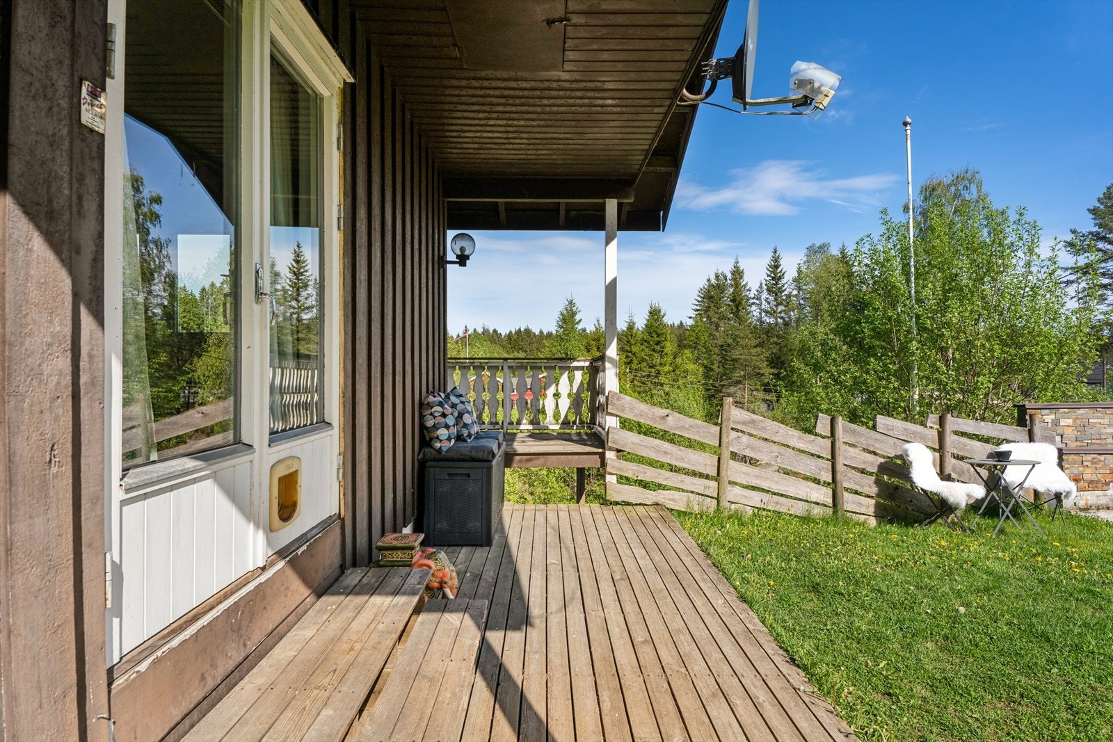 Fra stuen er det adkomst til en solrik terrasse på ca. 30 kvm fordelt over to nivåer, med videre utgang også fra soverom. Galleribilde
