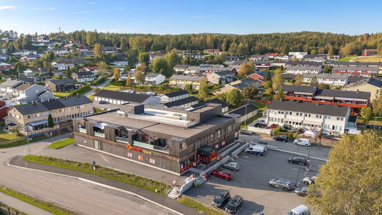 Det er ca. 4 km til Siggerud med dagligvarebutikk og kiosk/gatekjøkken. Det er gang- og sykkelvei mellom eiendommen og Siggerud. Galleribilde