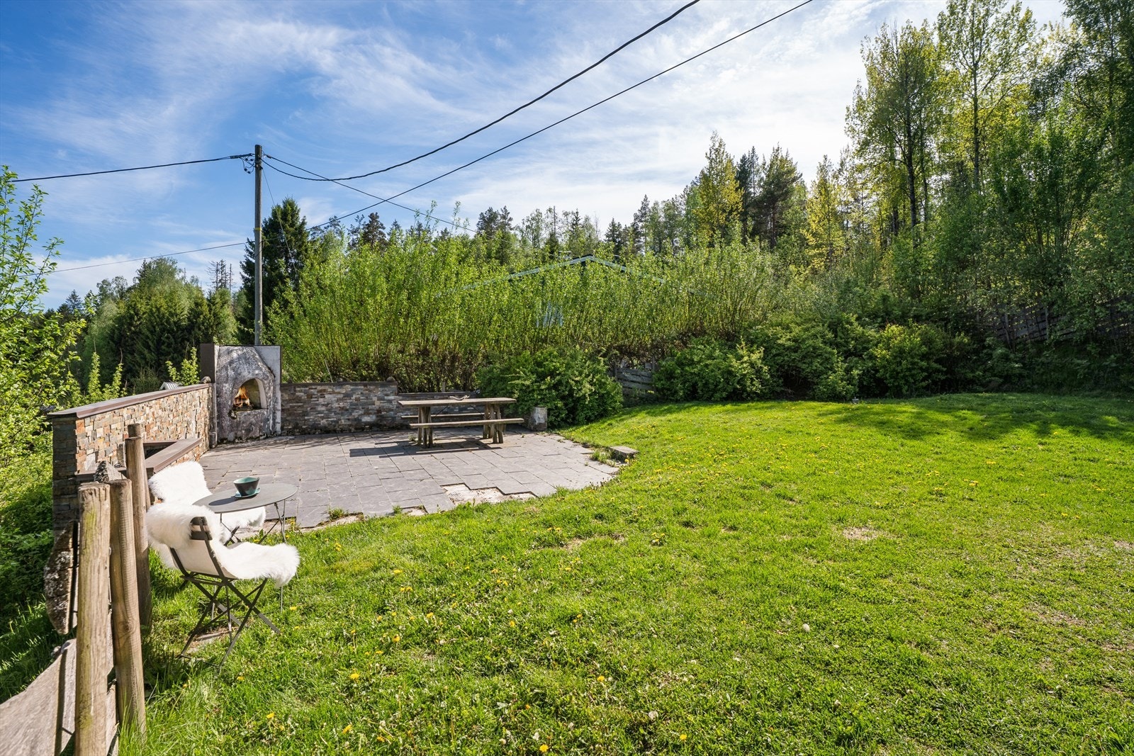 Stor og solrik hage med trivelig uteplass. Galleribilde