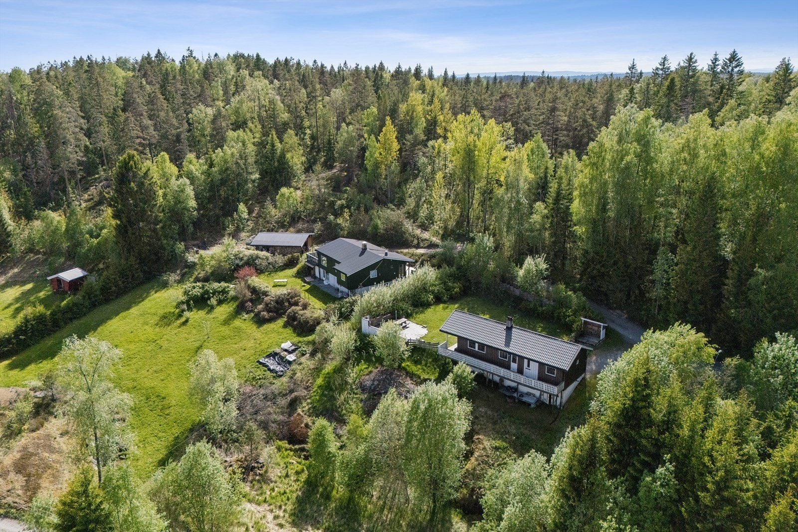 En sjarmerende hytte med idyllisk og usjenert beliggenhet i naturskjønne omgivelser. Galleribilde