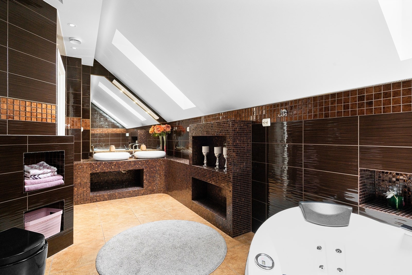 Lekkert flislagt bad med dobbel servant. Galleribilde