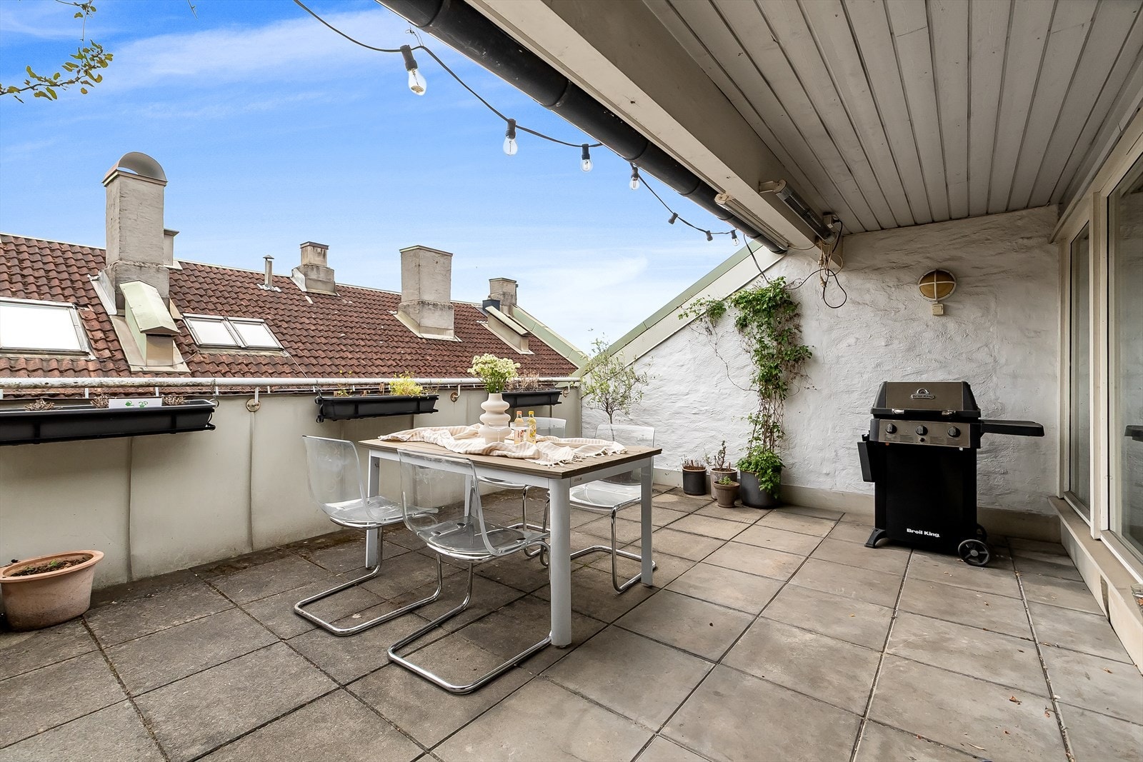 Borettslaget har en solrik felles takterrasse kun én etasje opp fra leiligheten. Galleribilde