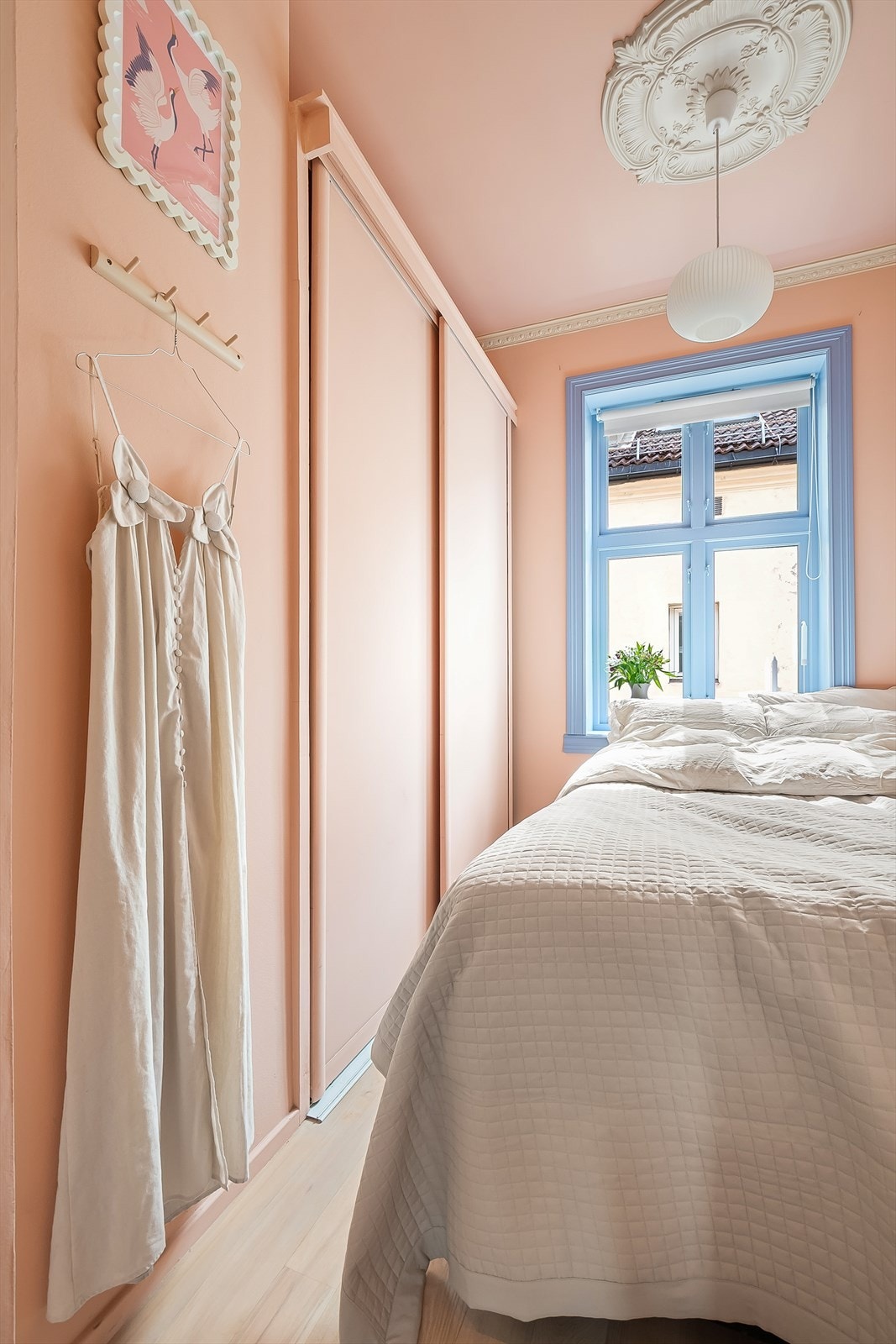 Det er godt med skapplass i innebygd skyvedørsgarderobe. Galleribilde
