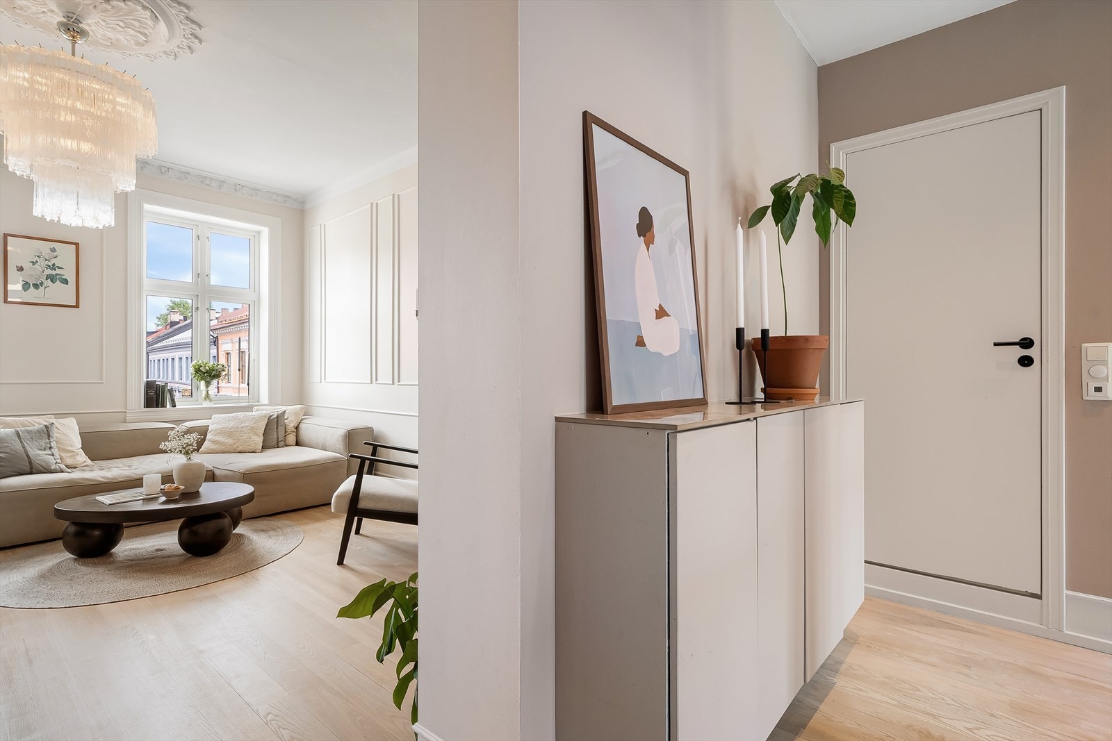 Den gjennomgående planløsningen og de store vindusflatene gir fine lysforhold i alle rom. Galleribilde