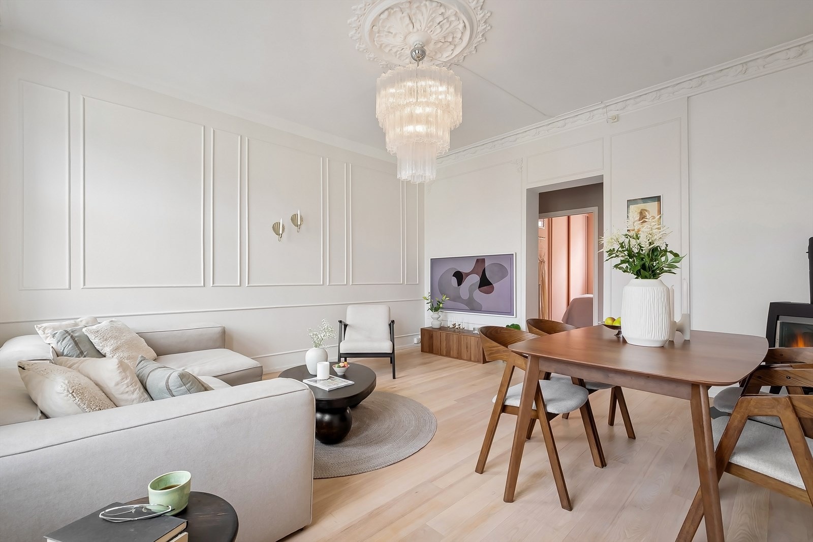Leiligheten ligger i en klassisk bygård med sjarmerende detaljer som stukkatur, rosett, store vindusflater og takhøyde på 2,94 meter. Galleribilde
