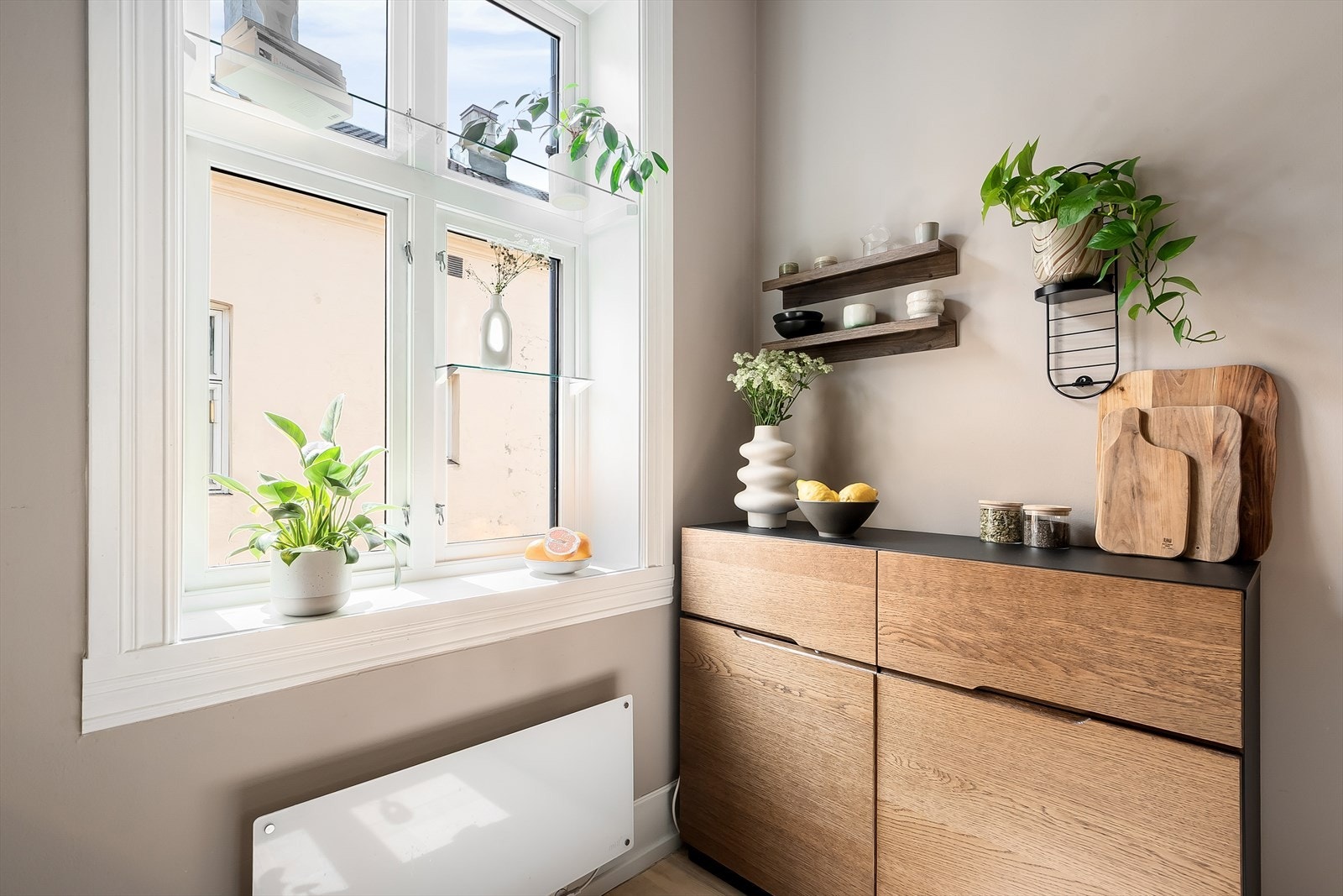 Dype vinduskarmer gir plass til både planter og dekor. Galleribilde