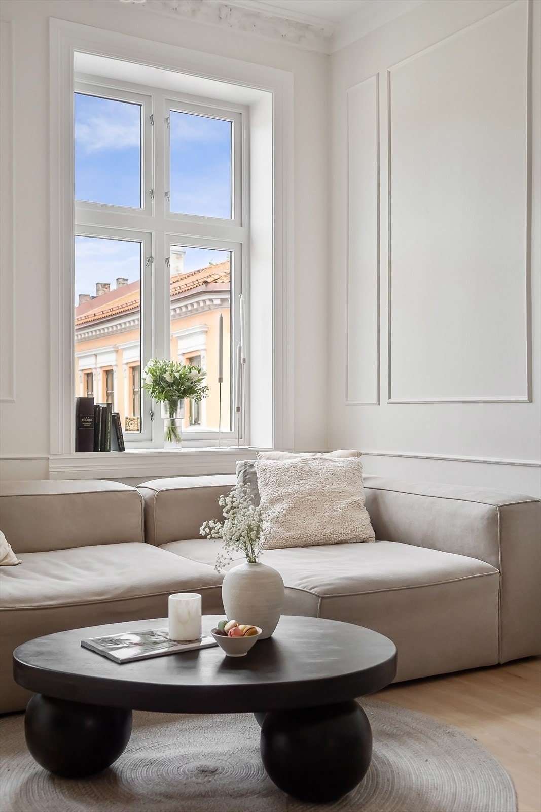 Leiligheten har en delikat fargepalett og tilbyr en perfekt balanse mellom klassisk sjarm og moderne komfort. Galleribilde